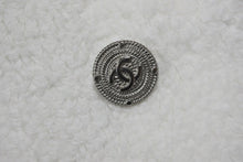 Load image into Gallery viewer, CHANEL シャネル ジャケット パイル地 P42674V29643 ココマーク ホワイト レッド ネイビー サイズ36 美品 中古 56440