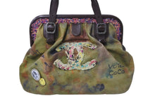Load image into Gallery viewer, CHANEL シャネル エンブロイダリー ボーリング がま口ハンドバッグ カーキ ボルドー マルチカラー 21番台 美品 中古 56498