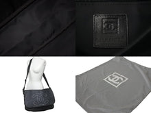 Load image into Gallery viewer, CHANEL シャネル メッセンジャーバッグ ショルダーバッグ 12番台 スポーツライン ココマーク ブラック ナイロン 中古 56501