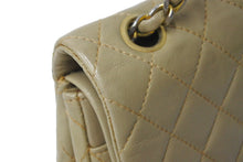 Load image into Gallery viewer, CHANEL シャネル チェーンショルダーバッグ ココマーク ダブルフラップ マトラッセ ラムスキン ベージュ ゴールド 良品 中古 56580