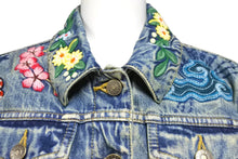 Load image into Gallery viewer, GUCCI グッチ デニムジャケット 刺繍 ブルー 花柄 マルチカラー サイズ38 ユーズド加工 美品 中古 56610