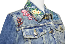 Load image into Gallery viewer, GUCCI グッチ デニムジャケット 刺繍 ブルー 花柄 マルチカラー サイズ38 ユーズド加工 美品 中古 56610