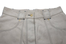 Load image into Gallery viewer, CHANEL シャネル ワイドショートパンツ ココマークボタン P03054V03329 ベージュ ゴールド金具 サイズ40 良品 中古 56619