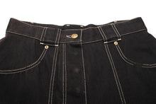 Load image into Gallery viewer, CHANEL シャネル ワイドショートパンツ ココマークボタン P03054 ブラック ゴールド金具 サイズ40 タグ無し 良品 中古 56621