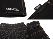 Load image into Gallery viewer, CHANEL シャネル ワイドショートパンツ ココマークボタン P03054 ブラック ゴールド金具 サイズ40 タグ無し 良品 中古 56621