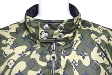 Load image into Gallery viewer, 極美品 LOUIS VUITTON ルイヴィトン × 村上隆 モノグラムカモフラージュリバーシブルジャケット RM082M MNBS01PL4 サイズ46 56691