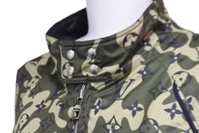 Load image into Gallery viewer, 極美品 LOUIS VUITTON ルイヴィトン × 村上隆 モノグラムカモフラージュリバーシブルジャケット RM082M MNBS01PL4 サイズ46 56691
