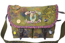 Load image into Gallery viewer, 極美品 CHANEL シャネル エンブロイダリー メッセンジャーバッグ 21番台 グラフィティ カーキ ココマーク A92790 中古 56693