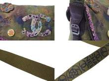 Load image into Gallery viewer, 極美品 CHANEL シャネル エンブロイダリー メッセンジャーバッグ 21番台 グラフィティ カーキ ココマーク A92790 中古 56693