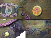 Load image into Gallery viewer, 極美品 CHANEL シャネル エンブロイダリー メッセンジャーバッグ 21番台 グラフィティ カーキ ココマーク A92790 中古 56693