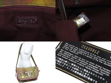 Load image into Gallery viewer, 極美品 CHANEL シャネル エンブロイダリー メッセンジャーバッグ 21番台 グラフィティ カーキ ココマーク A92790 中古 56693