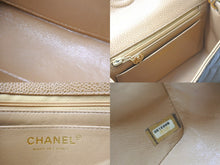 Load image into Gallery viewer, 極美品 CHANEL シャネル ミニマトラッセ ベージュ キャビアスキン 8番台 ラムスキン ショルダーバッグ 中古 57133