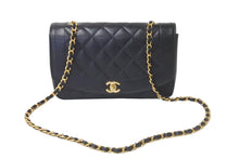 Load image into Gallery viewer, CHANEL シャネル チェーンショルダーバッグ ダイアナ 25 マトラッセ キャビアスキン 3番台 1995年 ブラック ゴールド 美品 中古 57184