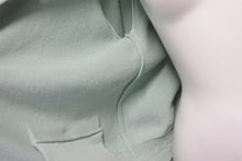 Load image into Gallery viewer, CHANEL シャネル カーディガン 2018プレコレクション ココマーク P58536K07657 カシミヤ グリーン 銀ボタン 美品 中古 57263
