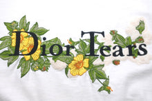 Load image into Gallery viewer, Dior × DENIM TEARS ディオール デニムティアーズ 23AW フラワーロゴ Tシャツ ホワイト 刺繍 サイズXXL 美品 中古 57674