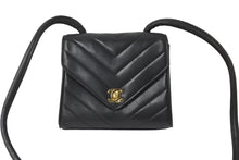 Load image into Gallery viewer, CHANEL シャネル Vステッチ ショルダーバッグ 3番台 ラムスキン ブラック ゴールド金具 ココマーク 美品 中古 57789