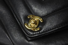 Load image into Gallery viewer, CHANEL シャネル Vステッチ ショルダーバッグ 3番台 ラムスキン ブラック ゴールド金具 ココマーク 美品 中古 57789