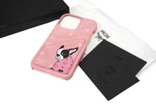 Load image into Gallery viewer, 新品未使用 MCM エムシーエム スマホケース 携帯 IPHONE13 PRO ピンク フレンチブルドッグ MXECATA04 QZ001 中古 58120