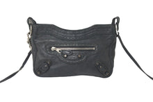 Load image into Gallery viewer, BALENCIAGA バレンシアガ ショルダーバッグ ザヒップ 245080 レザー スタッズ ブラック シルバー金具 良品 中古 58187