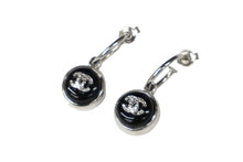 Load image into Gallery viewer, CHANEL シャネル フープピアス スタッドピアス ココマーク 00A刻印 2000年 秋 ブラック シルバー金具 3g 美品 中古 58322