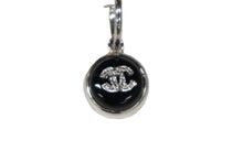 Load image into Gallery viewer, CHANEL シャネル フープピアス スタッドピアス ココマーク 00A刻印 2000年 秋 ブラック シルバー金具 3g 美品 中古 58322