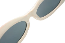 Load image into Gallery viewer, CHANEL シャネル ヴィンテージ サングラス ココマーク 18136 C0200 ホワイト ブラック 良品 中古 58423
