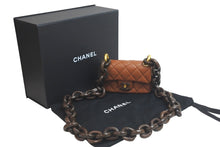 Load image into Gallery viewer, 未使用 CHANEL シャネル ショルダーバッグ ミニマトラッセ ウッド チェーン ミニ フラップ 23AW ゴールド金具 中古 58495