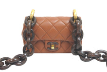 Load image into Gallery viewer, 未使用 CHANEL シャネル ショルダーバッグ ミニマトラッセ ウッド チェーン ミニ フラップ 23AW ゴールド金具 中古 58495