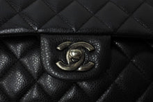 Load image into Gallery viewer, 極美品 CHANEL シャネル Wフラップ 25cm ショルダーバッグ キャビアスキン 21番台 ブラック ブラック金具 中古 65850
