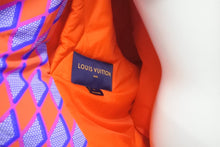 Load image into Gallery viewer, 新品未使用 LOUIS VUITTON ルイヴィトン ボンバージャケット ダイヤモンド ダミエ RM222 PP0 HNB73E オレンジ サイズ50 58531