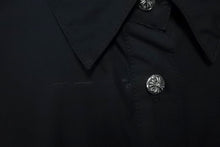 Load image into Gallery viewer, 新品未使用 CHROME HEARTS クロムハーツ MAHAL KITA オーバーサイズ 長袖シャツ ブラック シルバー925 クロスパッチ M 中古 58803