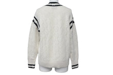 Load image into Gallery viewer, 極美品 CHANEL シャネル ニット セーター ダメージ加工 カシミヤ 22ss ココマーク ホワイト ブラック P72090K 10339 サイズ34 中古 58982