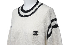 Load image into Gallery viewer, 極美品 CHANEL シャネル ニット セーター ダメージ加工 カシミヤ 22ss ココマーク ホワイト ブラック P72090K 10339 サイズ34 中古 58982