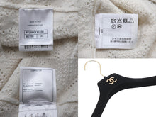 Load image into Gallery viewer, 極美品 CHANEL シャネル ニット セーター ダメージ加工 カシミヤ 22ss ココマーク ホワイト ブラック P72090K 10339 サイズ34 中古 58982