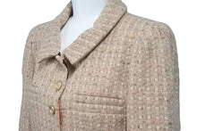 Load image into Gallery viewer, CHANEL シャネル ジャケット 01A ピンク ベージュ ツイード ココマークボタン P18602W02838 サイズ38 美品 中古 58983