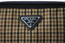 Load image into Gallery viewer, PRADA プラダ クラッチバッグ ポーチ 三角ロゴプレート リストレット付き 千鳥 ブラック ブラウン ナイロン 2NE012 美品 中古 59027