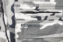 Load image into Gallery viewer, 新品同様品 BALENCIAGA バレンシアガ ベスト 681459 カモフラージュプリント カーゴポケット ブラック グレー 48 中古 59199