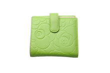 Load image into Gallery viewer, CHANEL シャネル 二つ折り財布 カメリア ココマーク 16番台 2012年 ラムスキン アップルグリーン ゴールド金具 美品 中古 59210