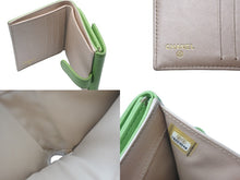 Load image into Gallery viewer, CHANEL シャネル 二つ折り財布 カメリア ココマーク 16番台 2012年 ラムスキン アップルグリーン ゴールド金具 美品 中古 59210