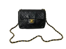 Load image into Gallery viewer, CHANEL シャネル ショルダーバッグ ミニマトラッセ 17CM 1番台 ココマーク ブラック ラムスキン ゴールド金具 美品 中古 59252