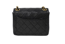 Load image into Gallery viewer, CHANEL シャネル ミニ マトラッセ チェーン ショルダーバッグ ラムスキン ブラック ココマーク ゴールド金具 美品 中古 59343