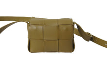 Load image into Gallery viewer, BOTTEGAVENETA ボッテガヴェネタ ショルダーバッグ マキシイントレチャート カセットミニ 666688 ブラウン 美品 中古 59355