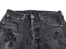 Load image into Gallery viewer, CHROME HEARTS クロムハーツ リーバイス 501 セメタリークロスパッチ ブラックデニムパンツ 30インチ 美品 中古 59638