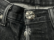 Load image into Gallery viewer, CHROME HEARTS クロムハーツ リーバイス 501 セメタリークロスパッチ ブラックデニムパンツ 30インチ 美品 中古 59638