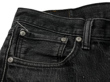 Load image into Gallery viewer, CHROME HEARTS クロムハーツ リーバイス 501 セメタリークロスパッチ ブラックデニムパンツ 30インチ 美品 中古 59638