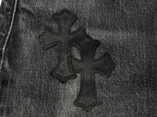 Load image into Gallery viewer, CHROME HEARTS クロムハーツ リーバイス 501 セメタリークロスパッチ ブラックデニムパンツ 30インチ 美品 中古 59638