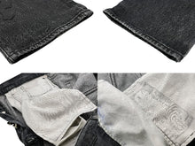 Load image into Gallery viewer, CHROME HEARTS クロムハーツ リーバイス 501 セメタリークロスパッチ ブラックデニムパンツ 30インチ 美品 中古 59638