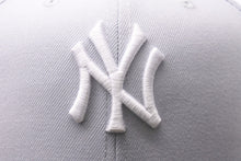 Load image into Gallery viewer, 新品未使用 NEW ERA New york Yankees ニューエラ ニューヨークヤンキース キャップ グレー グリーンブリム 7 5/8 中古 59752