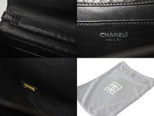 Load image into Gallery viewer, CHANEL シャネル マドモアゼル JUST A DROP OF NO.5 クラッチバッグ 7番台 A17585 エナメル ココマーク 中古 60126