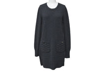Load image into Gallery viewer, 極美品 CHANEL シャネル ボーイシャネル ニット ワンピース グレー P46779K05922 カシミヤ ココマーク ロゴ サイズ36 中古 60196